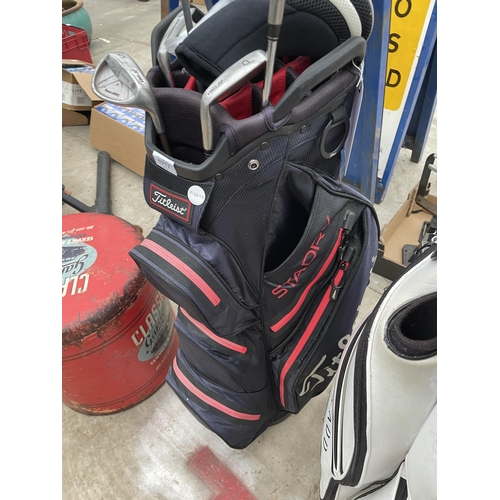 1717 - A TITLEIST GOLF BAG AND CLUBS TO INCLUDE CALLAWAY BIG BERTHA WOODS