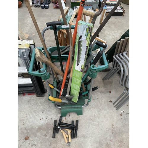 1880 - AN ASSORTMENT OF GARDEN HAND TOOLS AND STORAGE UNIT