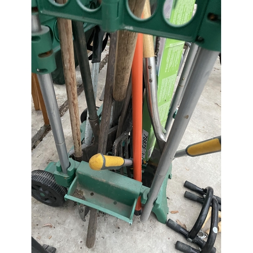 1880 - AN ASSORTMENT OF GARDEN HAND TOOLS AND STORAGE UNIT