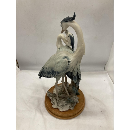 11 - A CAPODIMONTE ITALIAN SCULPTURE OF TWO HERONS BY GIUSEPPE ARMANI HEIGHT 41 CM