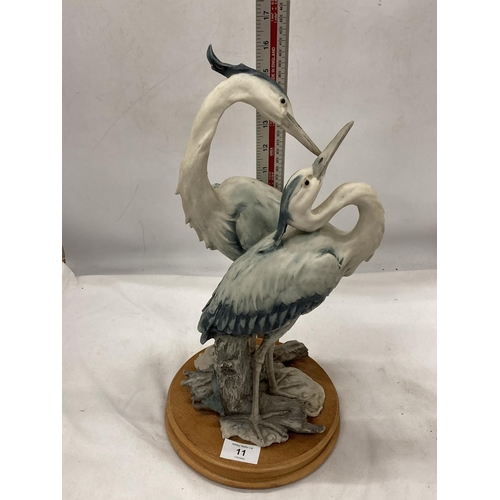 11 - A CAPODIMONTE ITALIAN SCULPTURE OF TWO HERONS BY GIUSEPPE ARMANI HEIGHT 41 CM