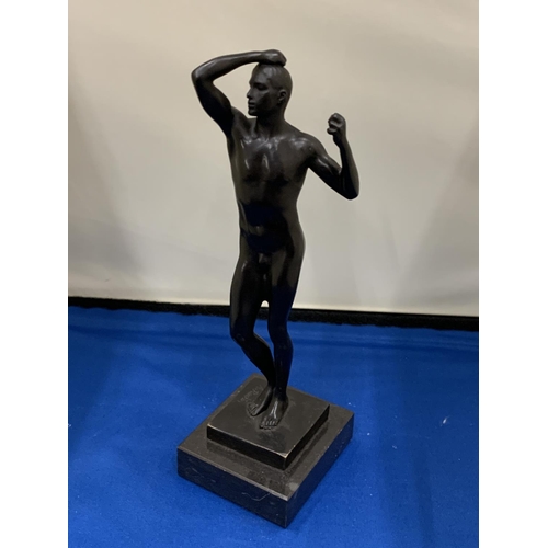 8 - A BRONZE SCULPTURE OF A MAN ON A MARBLE BASE SIGNED