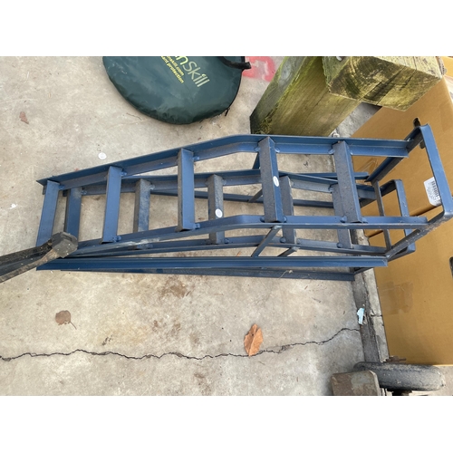 1885 - A BLACK AND DECKER FOLDING WORK MATE AND A PAIR OF METAL CAR RAMPS