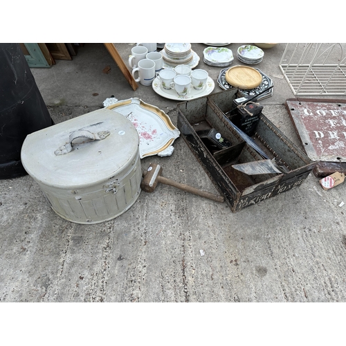 1982 - AN ASSORTMENT OF VINTAGE ITEMS TO INCLUDE A TRAY, TINS AND A SIGN ETC