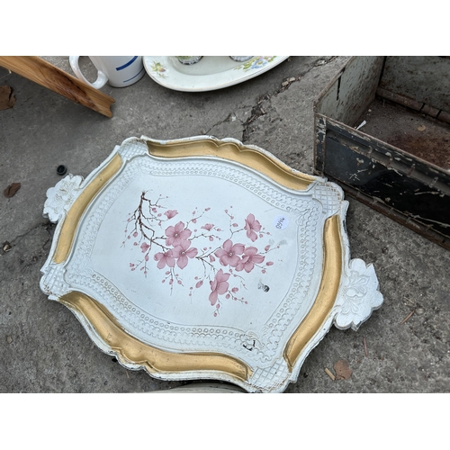 1982 - AN ASSORTMENT OF VINTAGE ITEMS TO INCLUDE A TRAY, TINS AND A SIGN ETC