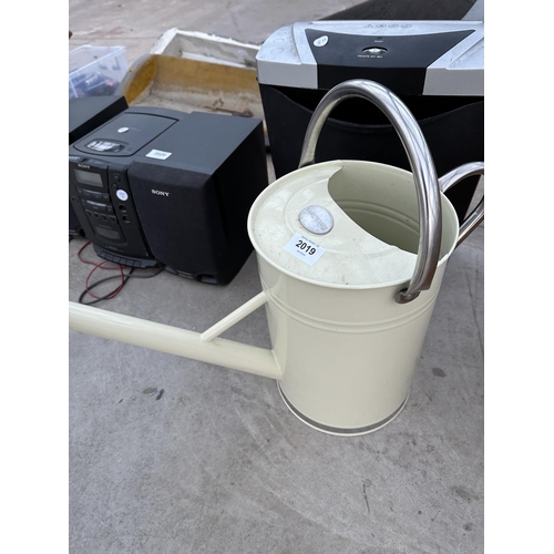 2019 - A PARTNERS PAPER SHREDDER AND A KENT & STOWE WATERING CAN