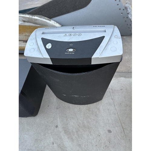 2019 - A PARTNERS PAPER SHREDDER AND A KENT & STOWE WATERING CAN