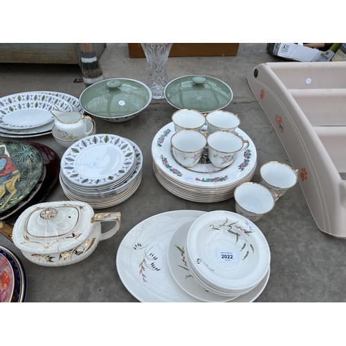 2022 - AN ASSORTMENT OF ITEMS TO INCLUDE CERAMICS AND STAINLESS STEEL KITCHEN ITEMS