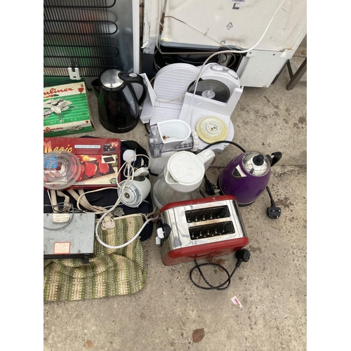 2487 - A LARGE ASSORTMENT OF ELECTRICAL ITEMS TO INCLUDE, RADIOS, KETTLE, TOASTER, ETC