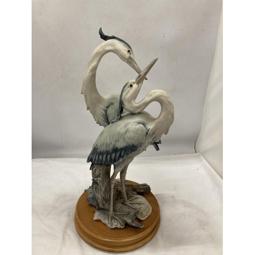 11 - A CAPODIMONTE ITALIAN SCULPTURE OF TWO HERONS BY GIUSEPPE ARMANI HEIGHT 41 CM