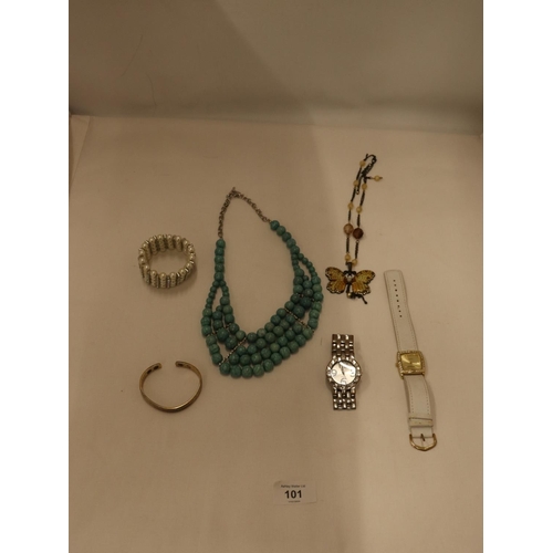 101 - A QUANTITY OF COSTUME JEWELLERY IN A GLASS TOPPED DISPLAY CASE