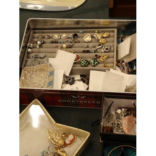 136 - A LARGE QUANTITY OF COSTUME JEWELLERY, SOME BOXED TO INCLUDE EARRINGS, RINGS, NECKLACES, BROOCHES, E... 