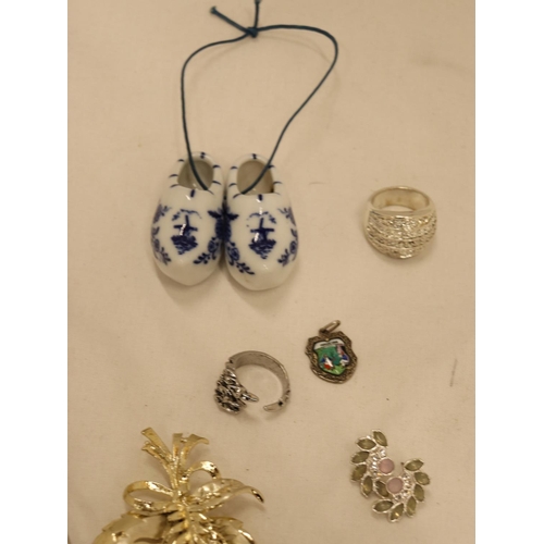 136 - A LARGE QUANTITY OF COSTUME JEWELLERY, SOME BOXED TO INCLUDE EARRINGS, RINGS, NECKLACES, BROOCHES, E... 