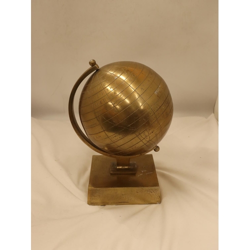 145 - A HEAVY VINTAGE UNUSUAL BRASS GLOBE ON PEDESTAL, HEIGHT 30CM