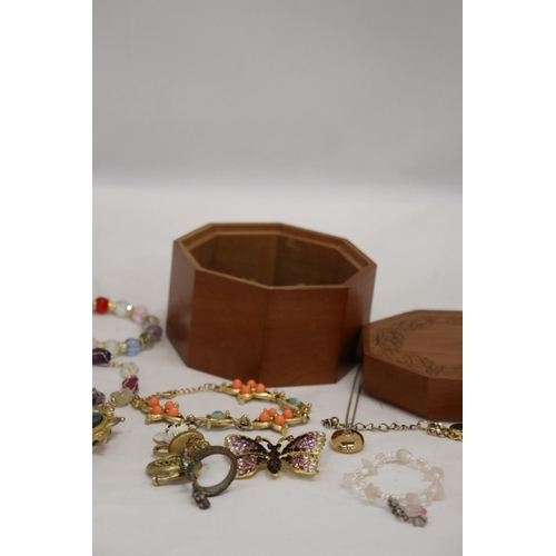 244 - A QUANTITY OF VINTAGE AND MODERN COSTUME JEWELLERY TO INCLUDE BRACELETS, CHAINS, BROOCHES, RINGS, ET... 