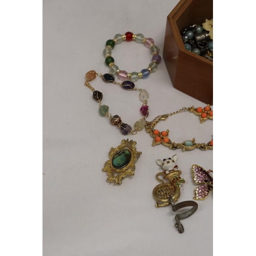 244 - A QUANTITY OF VINTAGE AND MODERN COSTUME JEWELLERY TO INCLUDE BRACELETS, CHAINS, BROOCHES, RINGS, ET... 