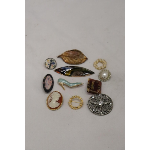 277 - A QUANTITY OF COSTUME JEWELLERY BROOCHES