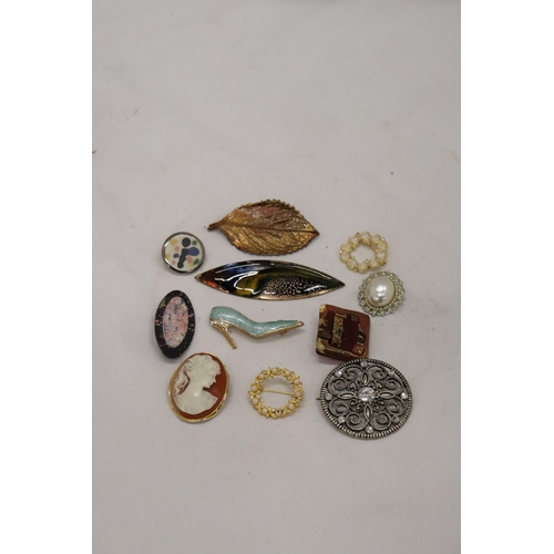 277 - A QUANTITY OF COSTUME JEWELLERY BROOCHES