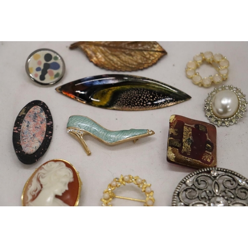 277 - A QUANTITY OF COSTUME JEWELLERY BROOCHES