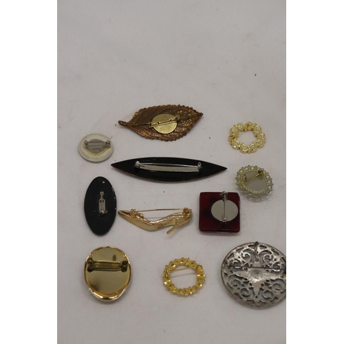 277 - A QUANTITY OF COSTUME JEWELLERY BROOCHES