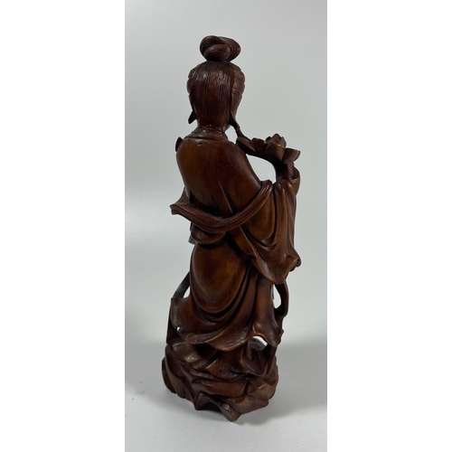 318 - A CHINESE CARVED ROOTWOOD FIGURE OF A GEISHA GIRL, HEIGHT 19.5 CM