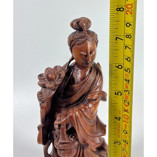 318 - A CHINESE CARVED ROOTWOOD FIGURE OF A GEISHA GIRL, HEIGHT 19.5 CM