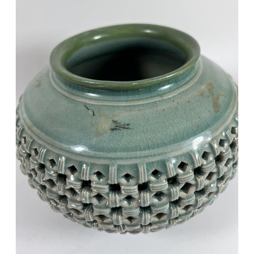 324 - A MID 20TH CENTURY CHINESE KOREAN EXPORT RETICULATED POT / VASE, SIGNED, HEIGHT 15 CM