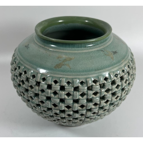 324 - A MID 20TH CENTURY CHINESE KOREAN EXPORT RETICULATED POT / VASE, SIGNED, HEIGHT 15 CM