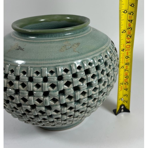 324 - A MID 20TH CENTURY CHINESE KOREAN EXPORT RETICULATED POT / VASE, SIGNED, HEIGHT 15 CM