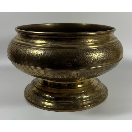 364 - A VINTAGE MIDDLE EASTERN BRASS PEDESTAL BOWL, HEIGHT 13CM