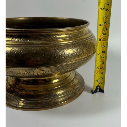 364 - A VINTAGE MIDDLE EASTERN BRASS PEDESTAL BOWL, HEIGHT 13CM