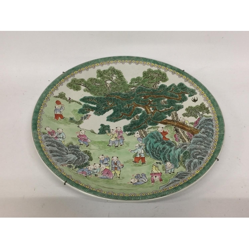 392 - A LARGE CHINESE FAMILLE VERTE CHARGER WITH BOYS AT PLAY SCENE, FOUR CHARACTER MARK TO BASE