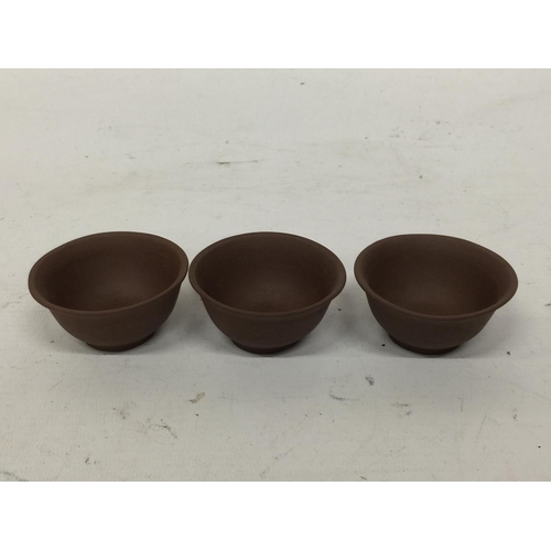 395 - A SET OF THREE CHINESE YIXING STYLE CLAY TEA BOWLS, DIAMETER 6CM