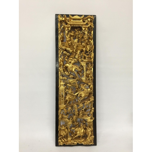 403 - A CHINESE GILT CARVED LACQUERED WOODEN BATTLE SCENE PLAQUE PANEL