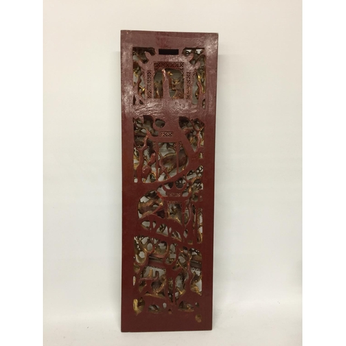 403 - A CHINESE GILT CARVED LACQUERED WOODEN BATTLE SCENE PLAQUE PANEL