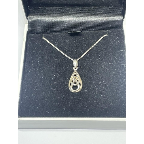 522 - A SILVER MACINTOSH NECKLACE, BOXED