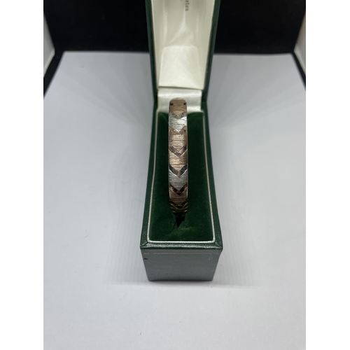 544 - A BOXED SILVER TRI COLOUR BANGLE