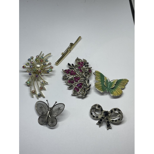 549 - SIX COSTUME JEWELLERY BROOCHES