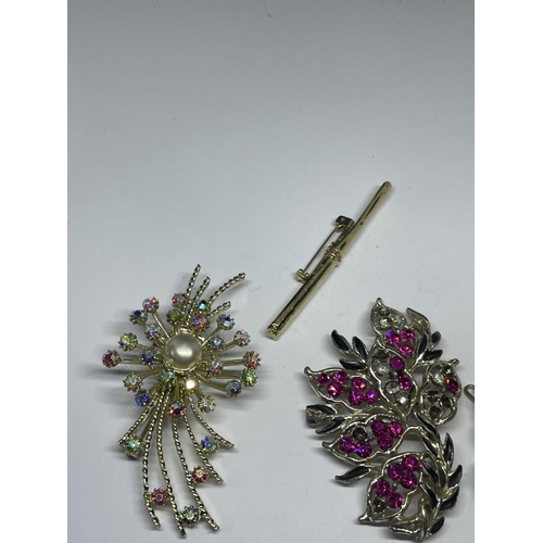 549 - SIX COSTUME JEWELLERY BROOCHES