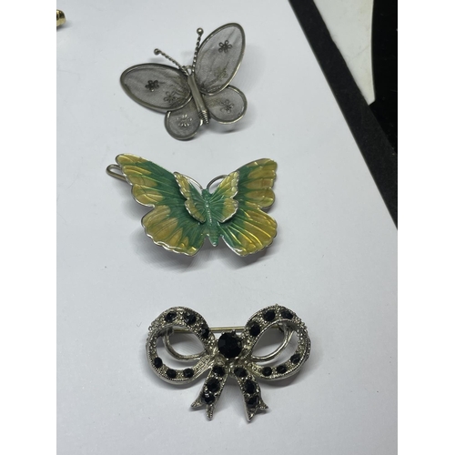 549 - SIX COSTUME JEWELLERY BROOCHES