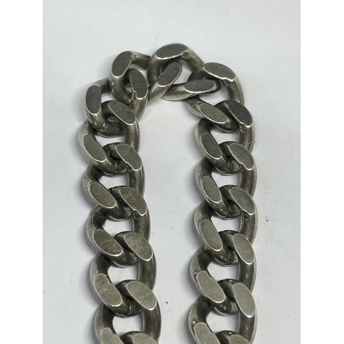 555 - A SILVER HEAVY WRIST PADLOCK CHAIN