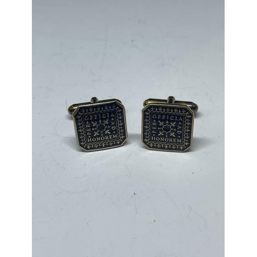 577 - A PAIR OF SILVER CUFFLINKS