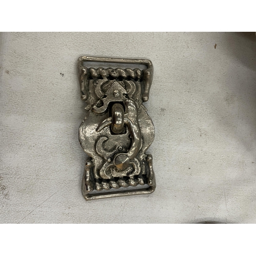 803A - A DECORATIVE WHITE METAL BELT BUCKLE