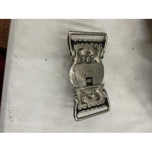 803A - A DECORATIVE WHITE METAL BELT BUCKLE