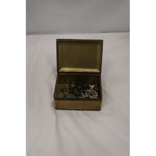 885 - A BRASS BOX CONTAINING MILITARY BUTTONS AND BADGES