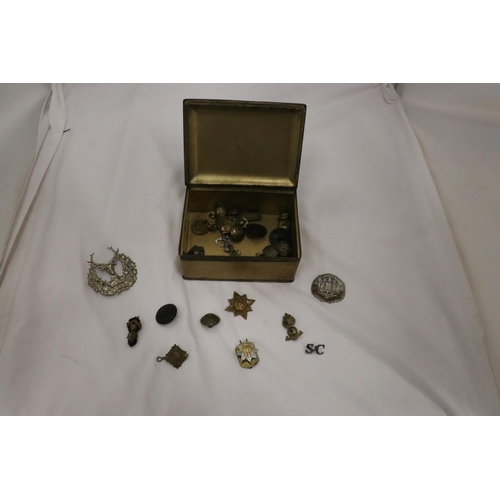 885 - A BRASS BOX CONTAINING MILITARY BUTTONS AND BADGES