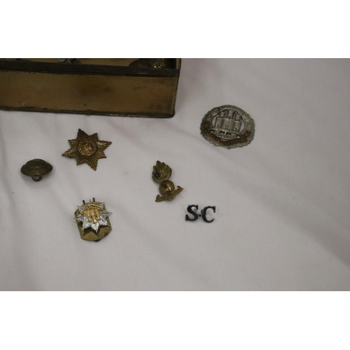 885 - A BRASS BOX CONTAINING MILITARY BUTTONS AND BADGES