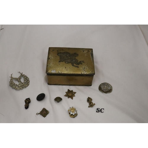 885 - A BRASS BOX CONTAINING MILITARY BUTTONS AND BADGES