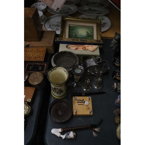 923 - A MIXED LOT TO INCLUDE SILVER PLATED CRUETS, A GILT FRAMED PRINT, WINE COASTER, CERAMIC PIPE, ROYAL ... 