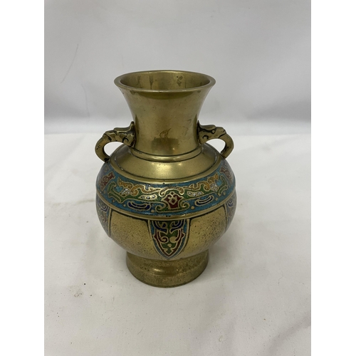 933A - A VINTAGE BRASS VASE WITH ENAMELLED DETAIL, HEIGHT 17CM